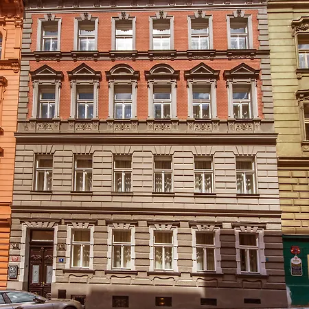 Apartment Manesova No.5 *